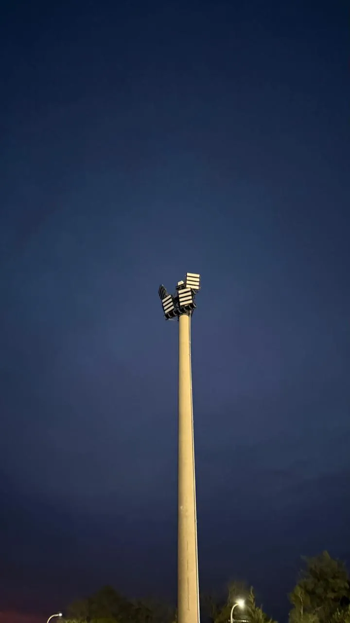 Instalación de reflectores en cancha de fútbol 2